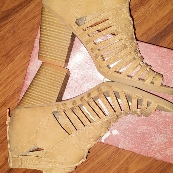 SO open toe booties. Size 9.5 - Picture 3 of 6